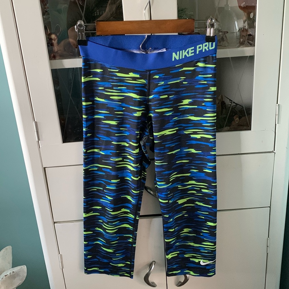 Nike Pro compression legging capris euc sz M